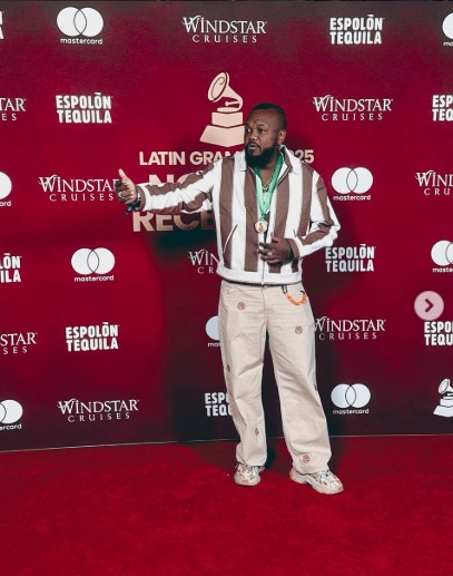 Djonga no tapete vermelho do Grammy Latino 2025